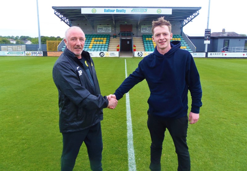 Caernarfon Town FC, Croeso i'r Oval Owan to the Oval Owain