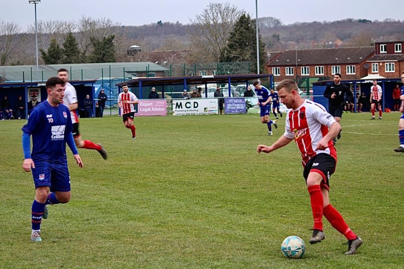 Earlswood Town Ruck And Roll Experienced Wide Man Signs For The Earls