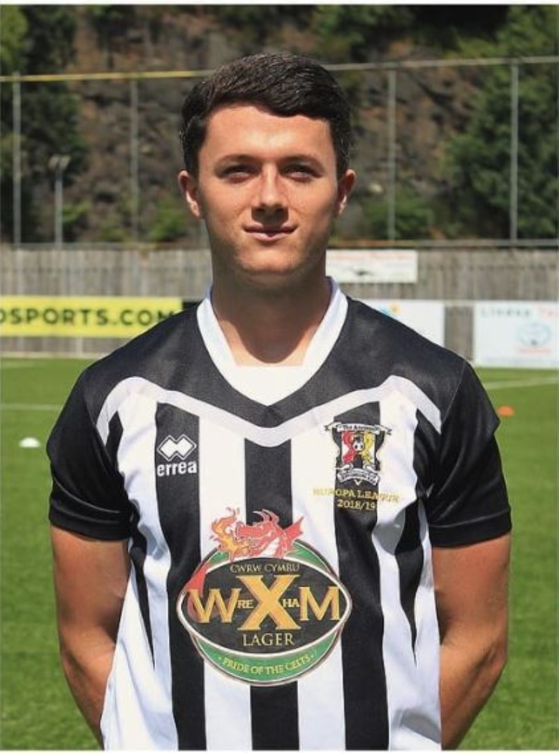 Burrows signs up for Rhyl - CPD Y RHYL 1879